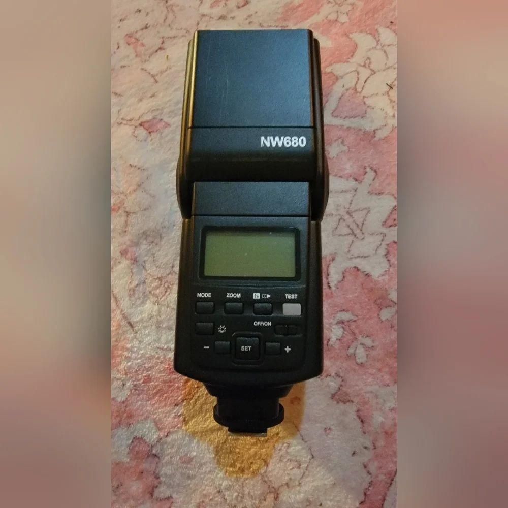 Neewer Speedlight Flash Nw680 - Picture 2 of 5